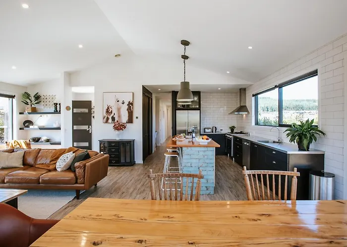 Minaret Ridge - Family Friendly - Sleeps 8 - Mountain Views - Close To