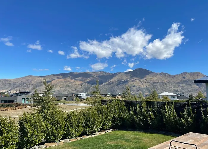 Minaret Ridge - Family Friendly - Sleeps 8 - Mountain Views - Close To Holiday home